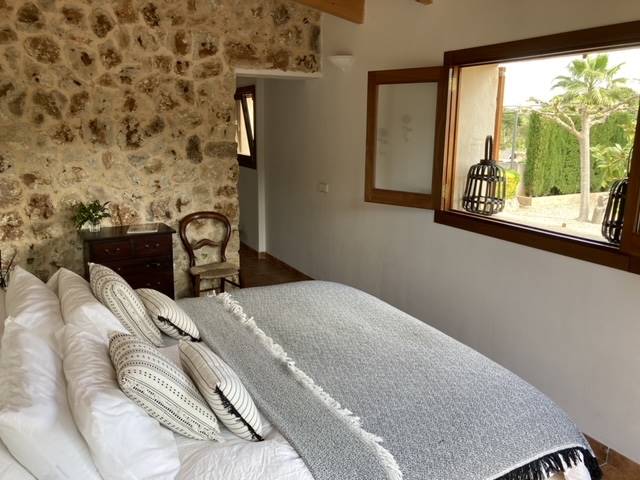 Un dormitorio de la casa de la lectora Mieke Jongert en Mallorca