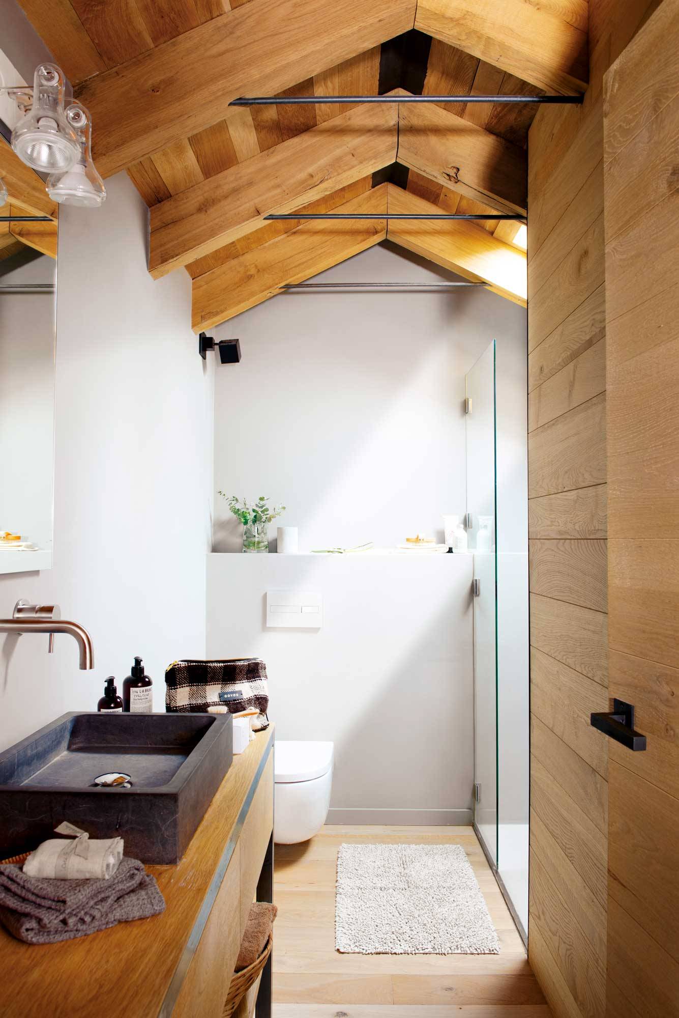 Baño pequeño moderno con techo abuhardillado de madera. 