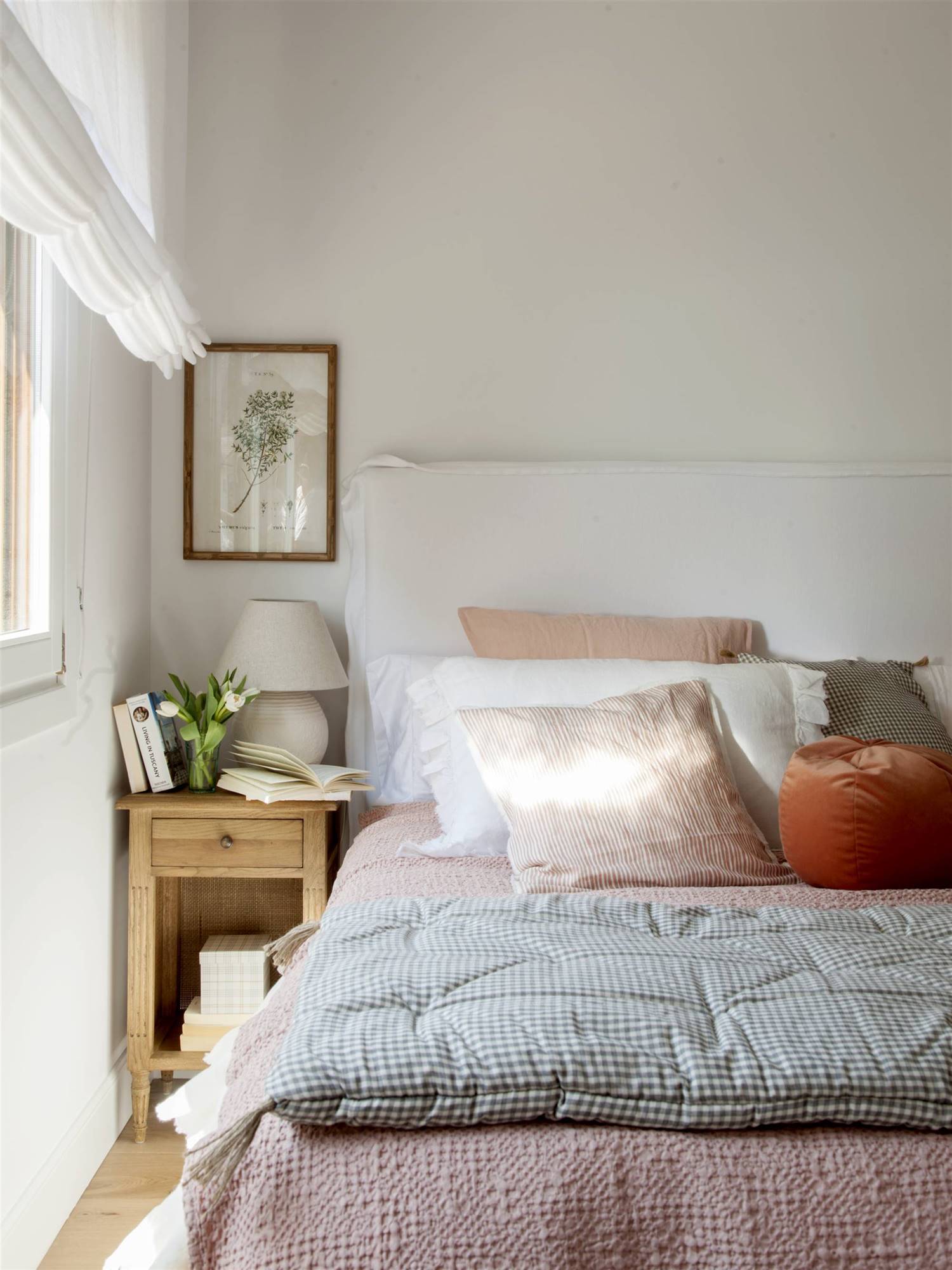 dormitorio con cabecero de lino blanco y mesita de madera 00546364 O