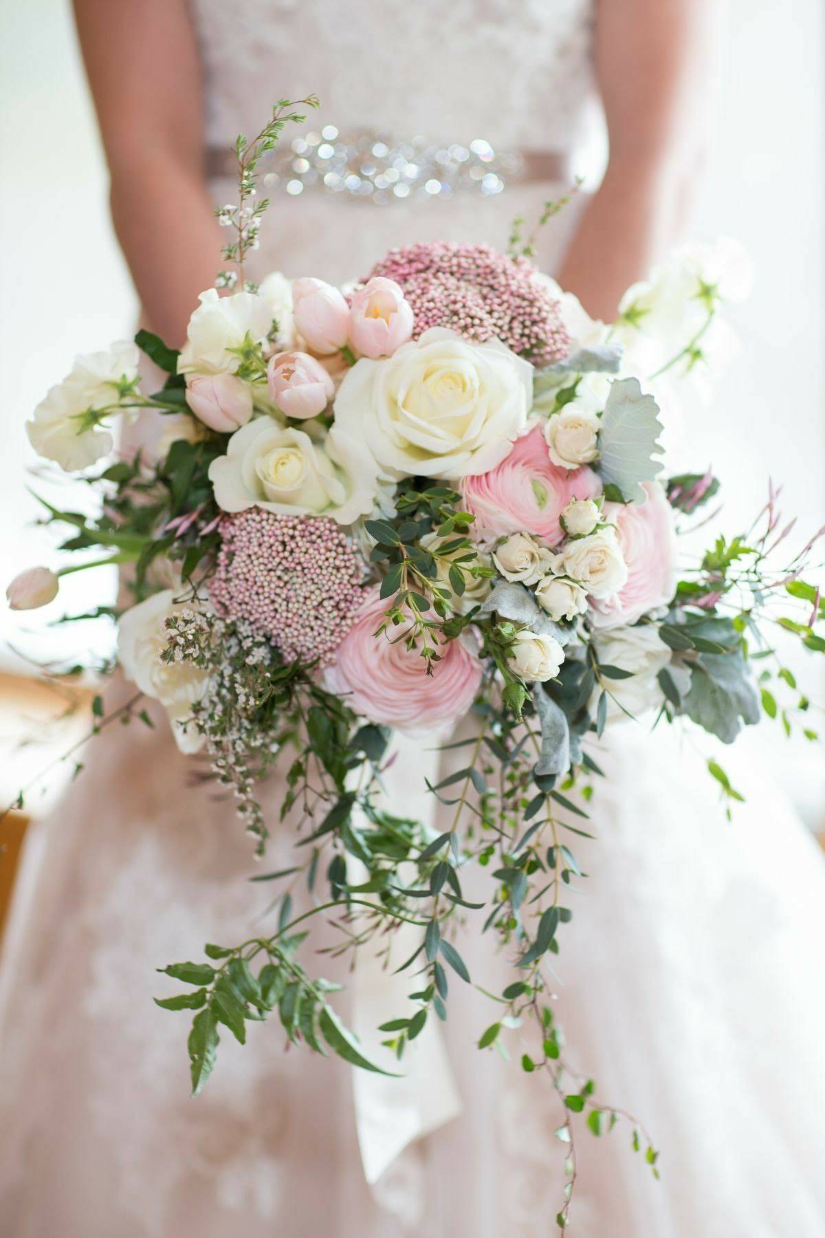 Ideas de ramos de novias de estilo romántico con flores rosas. 