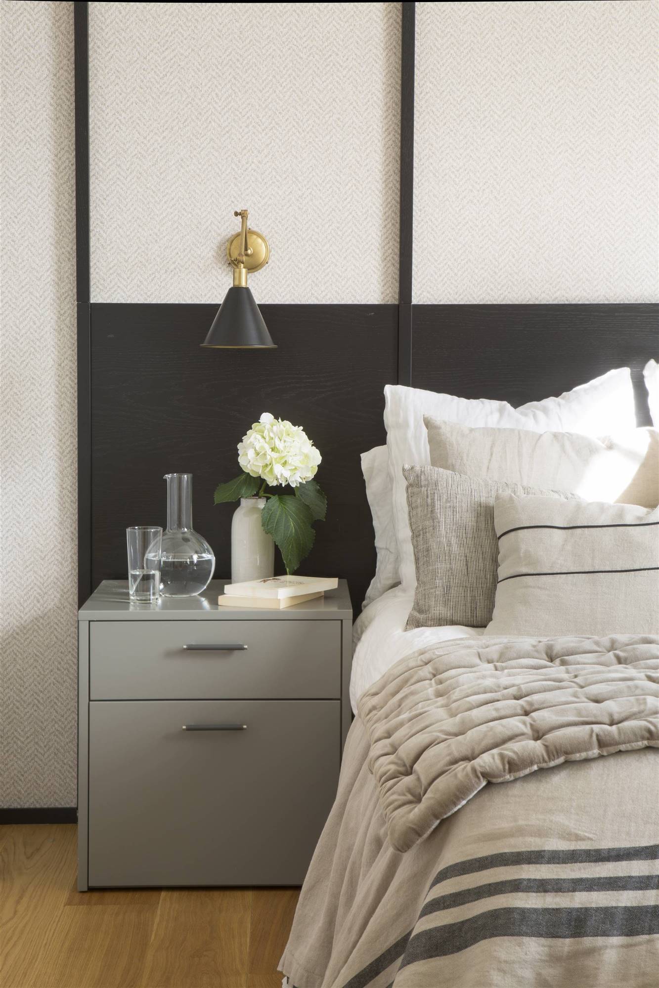 Dormitorio con pared con papel pintado, cabecero a medida negro y mesita de noche gris 00531719