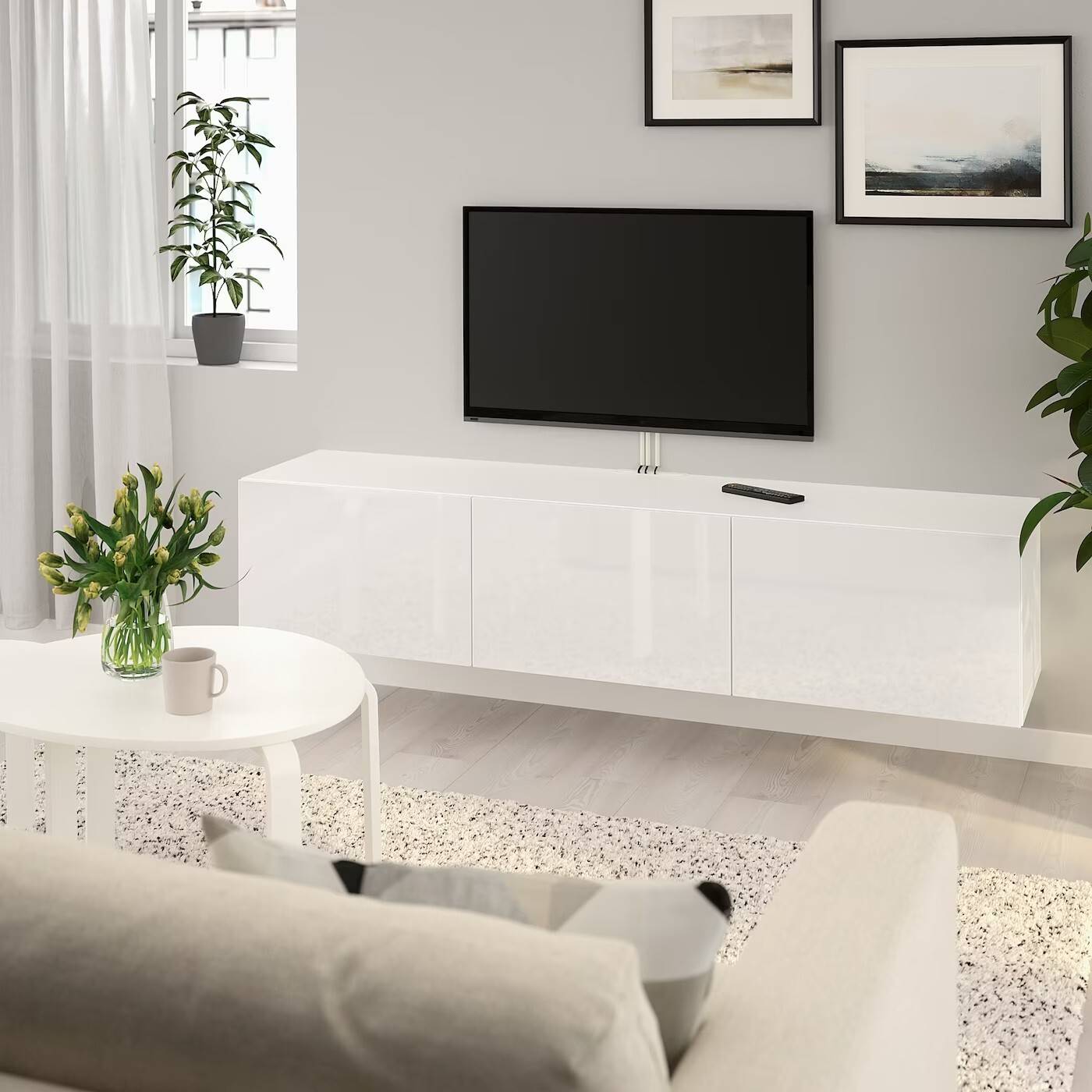 Ideas con muebles blancos de IKEA: mueble TV BESTÅ. 