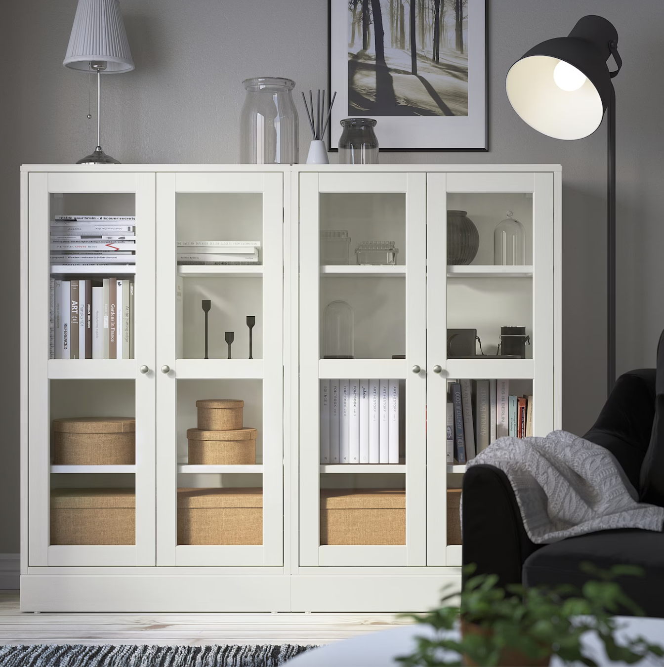 Muebles blancos de IKEA: vitrina HAVSTA. 