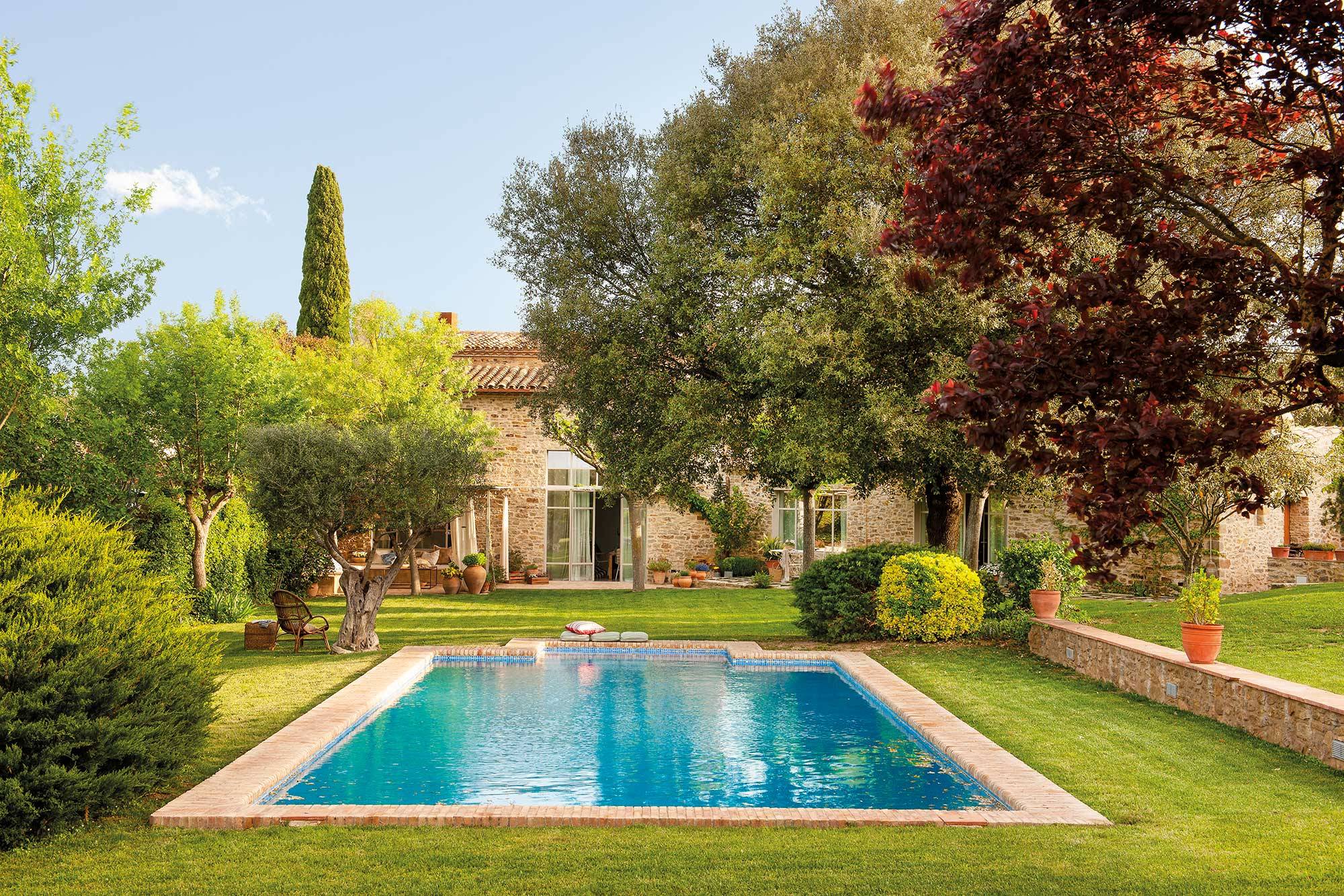 Jardines con piscina de estilo mediterráneo. 