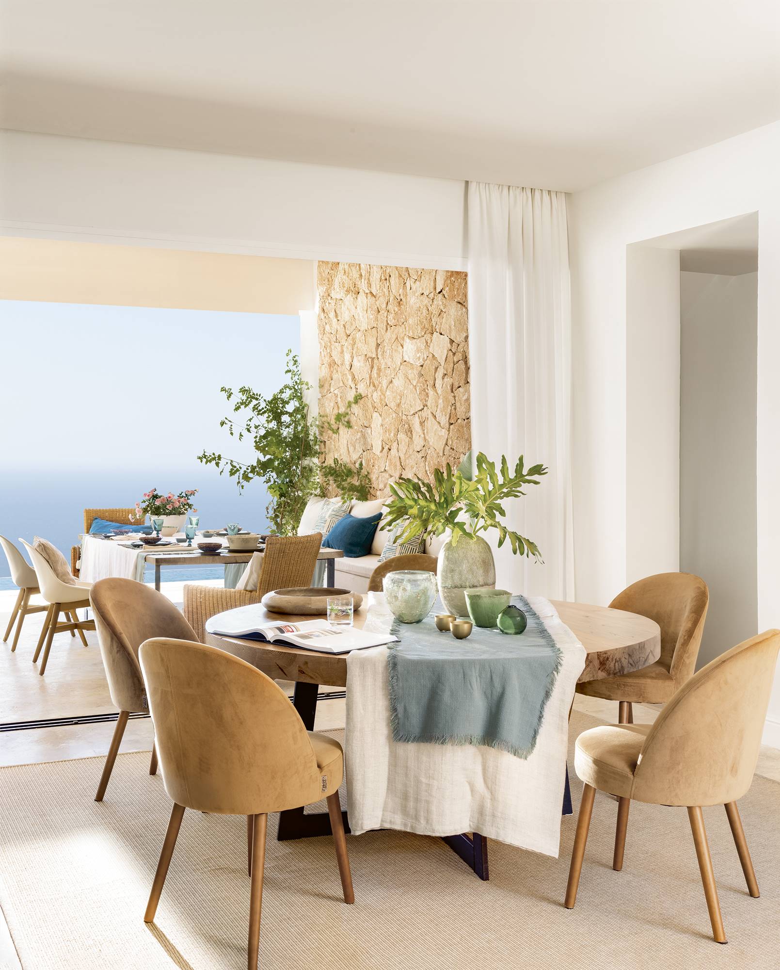 Comedor con mesa redonda de madera y vistas al porche