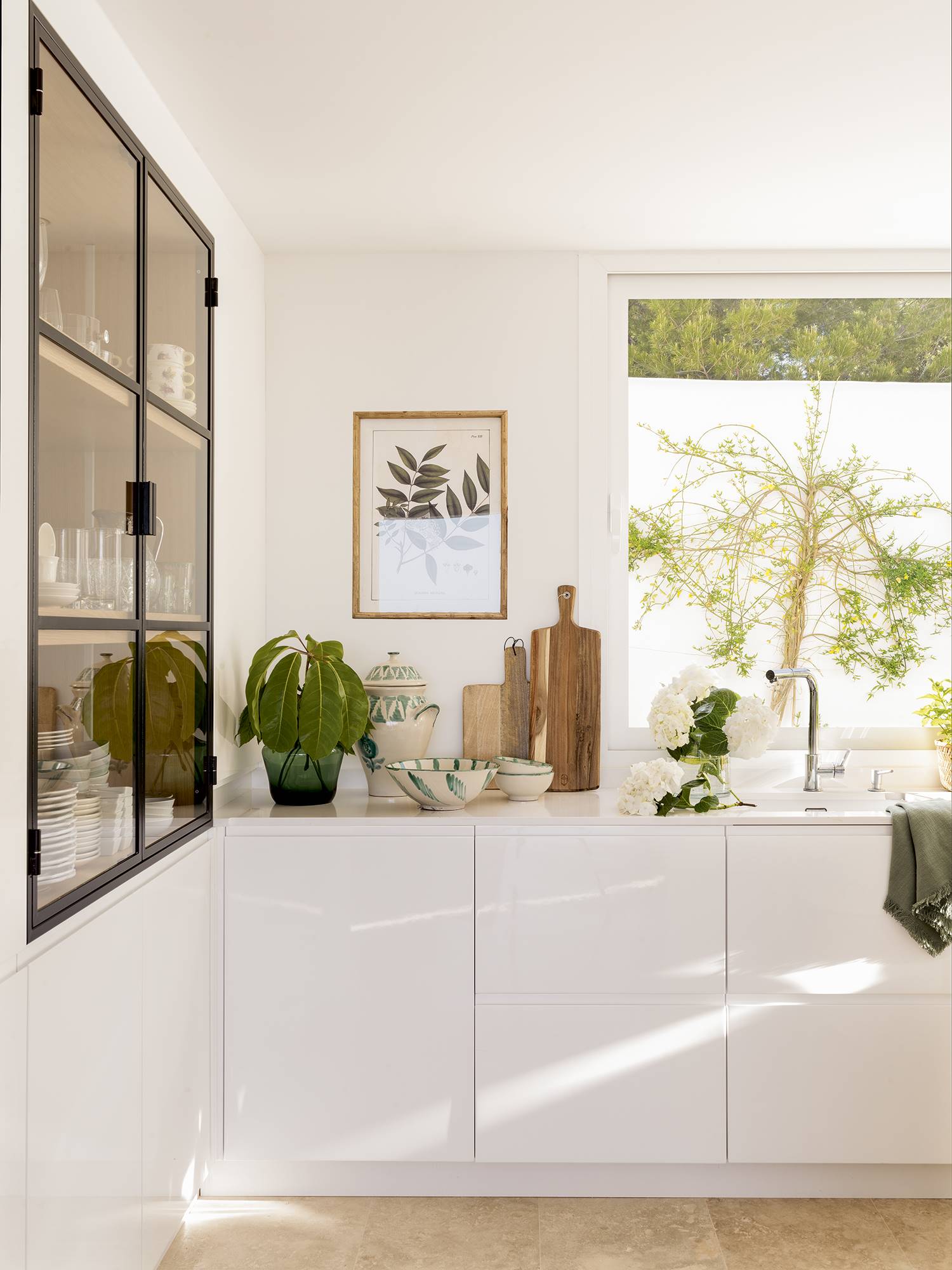 Cocina blanca con vitrina de cristal