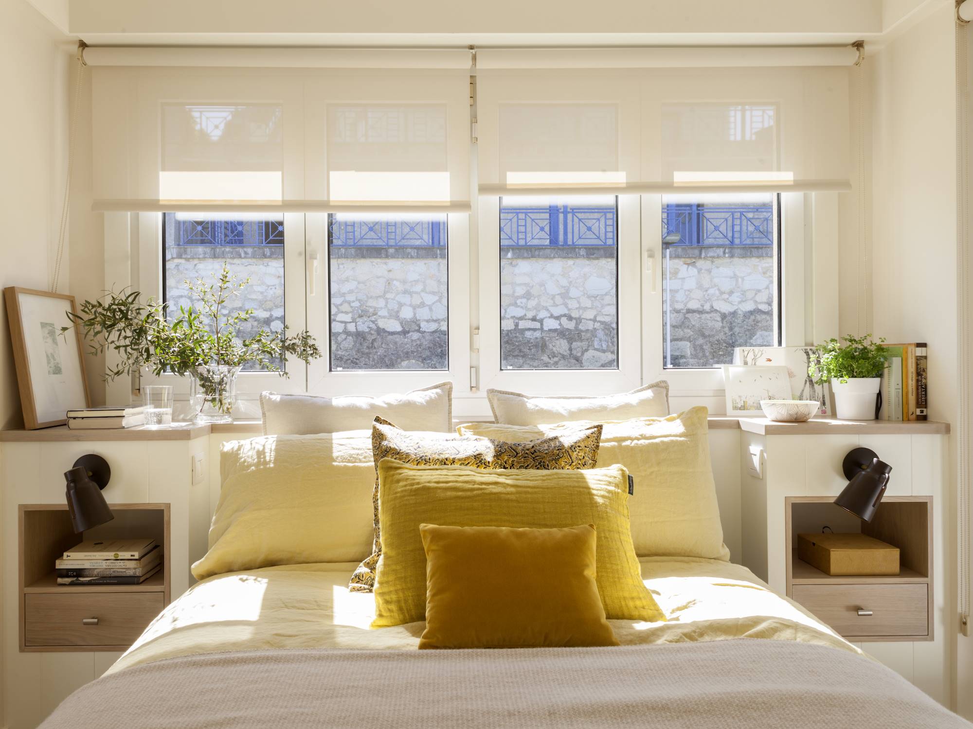 dormitorio con ventanas blancas y cojines ocres 00483094 O