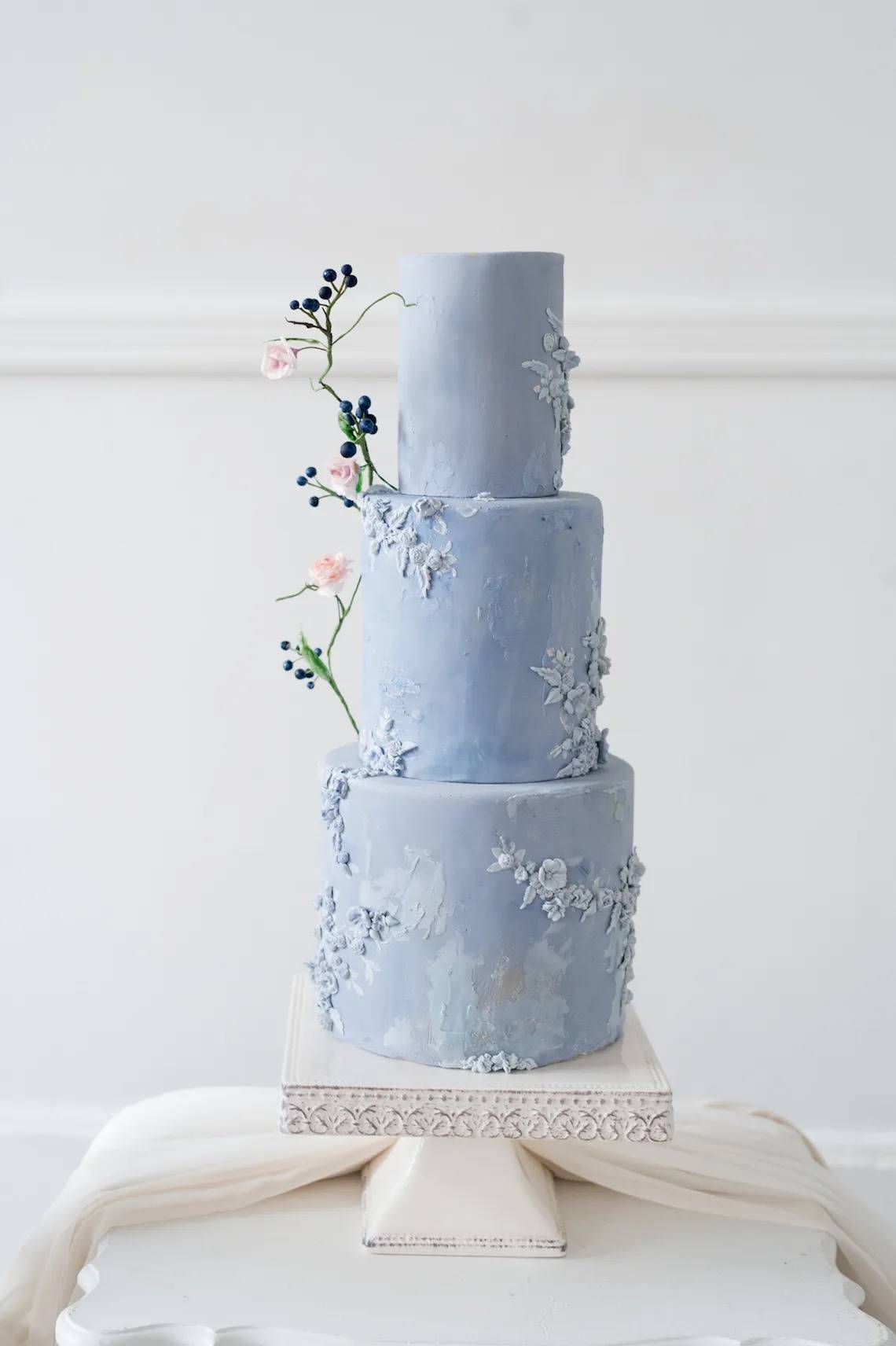 Tarta de boda azul decorada con flores