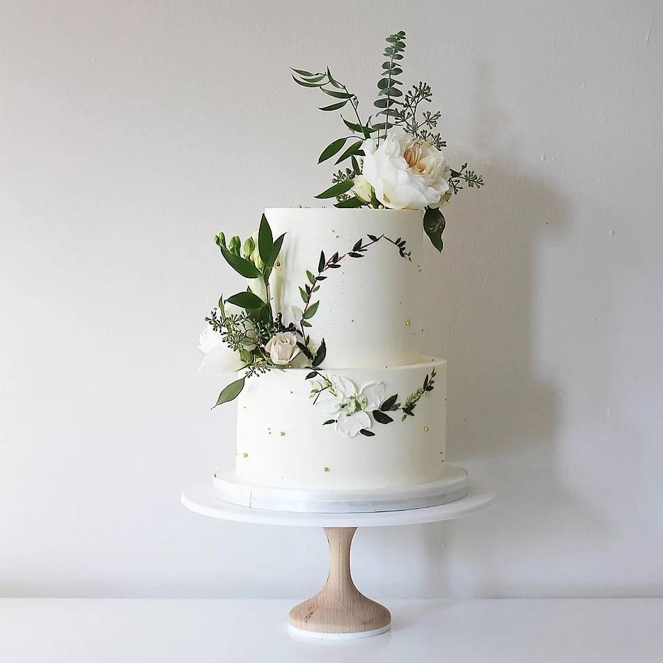 Tarta de boda blanca decorada con flores