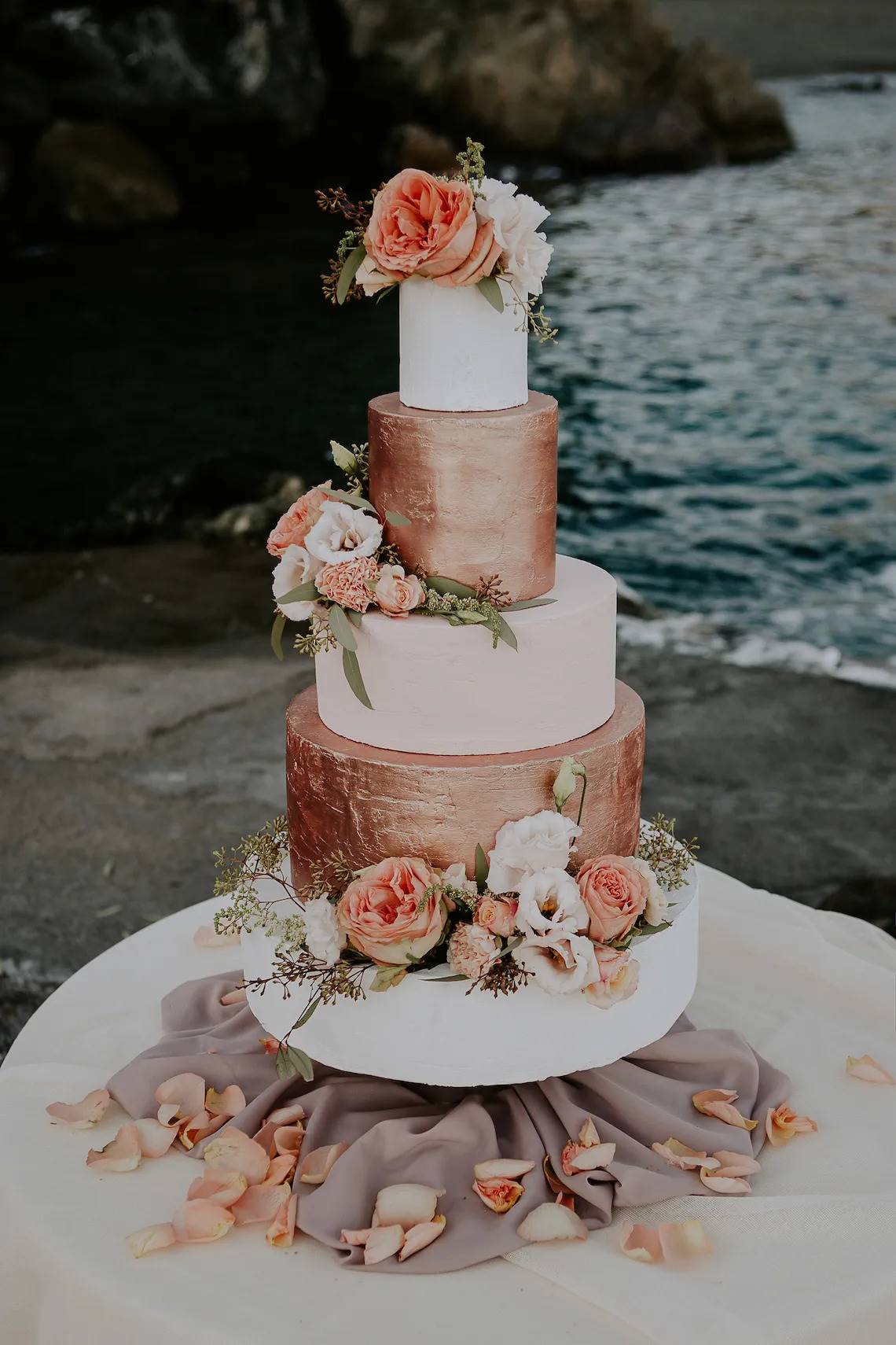Tarta de boda en color oro rosa