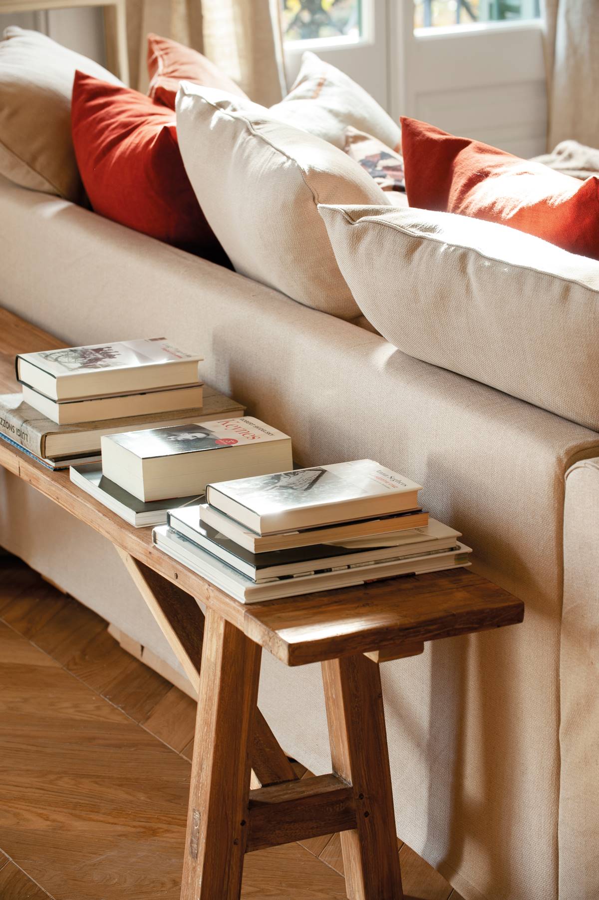 Ideas de estilista para un salón pequeño: aprovecha la trasera del sofá. 