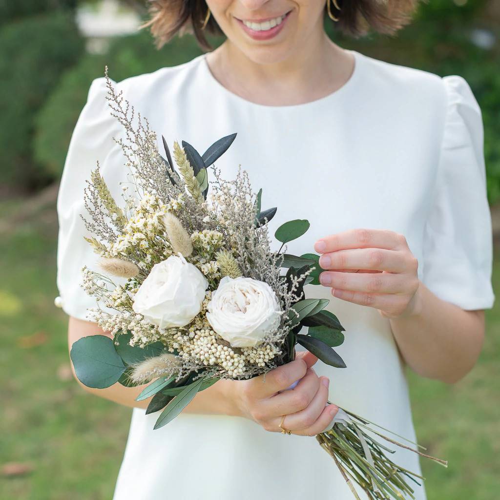 Ramo de novia sencillo con rosas blancas. 