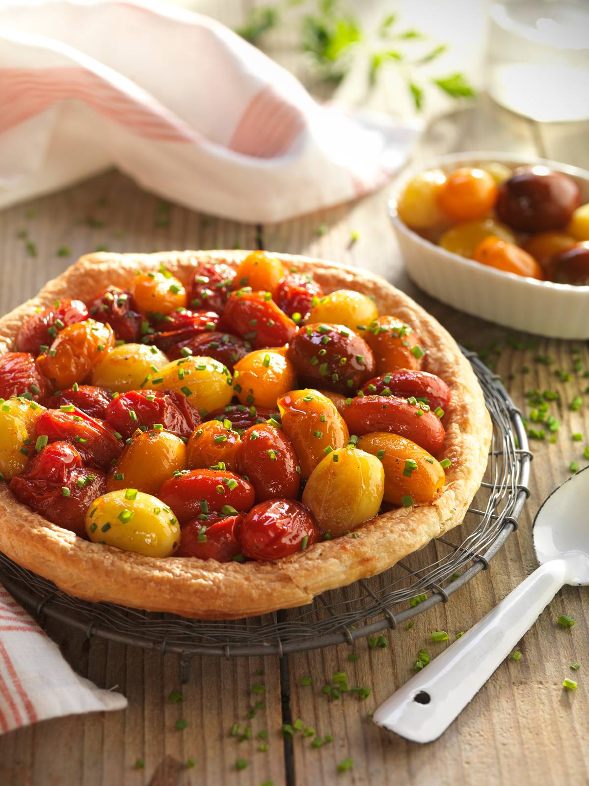 Cocina de temporada junio: receta de tarta de primavera con tomates cherry. 