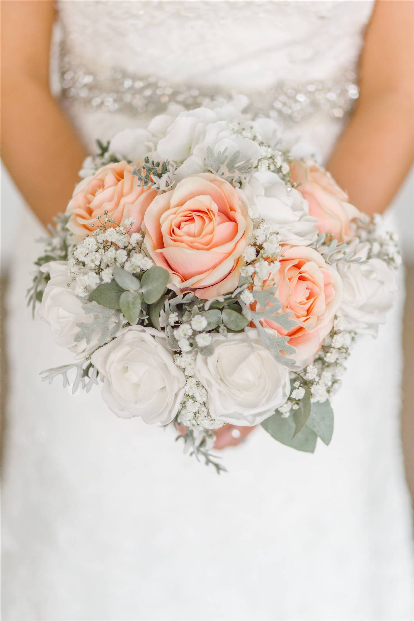 Ramo de novia sencillo con rosas blancas y rosas.
