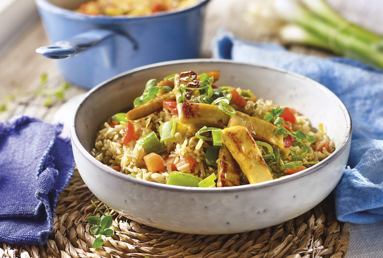 Comida saludable: receta de arroz basmati salteado con Heura y verduras variadas al curry.