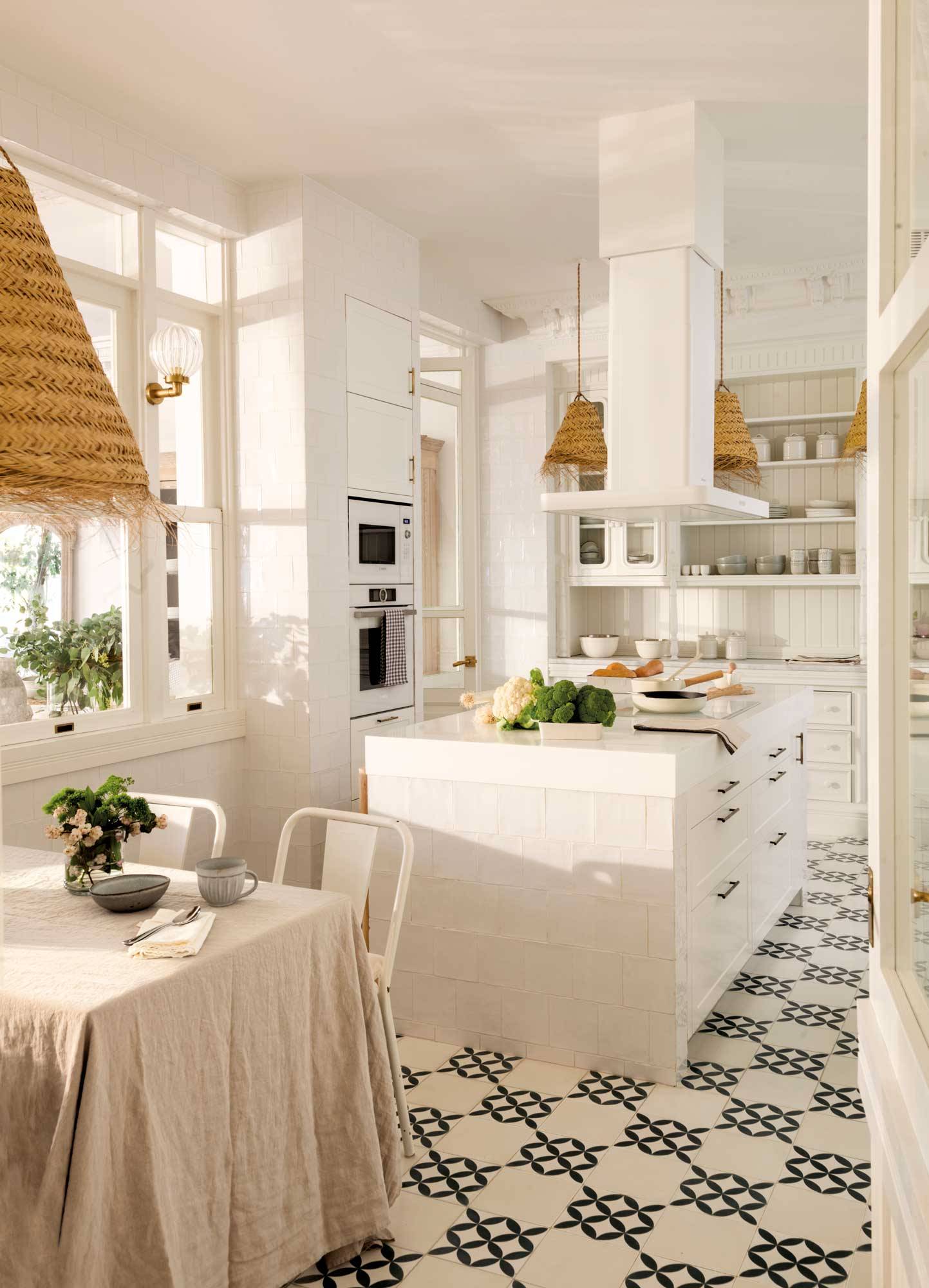 Cocina de estilo clásico con muebles blancos y baldosas hidráulicas. 