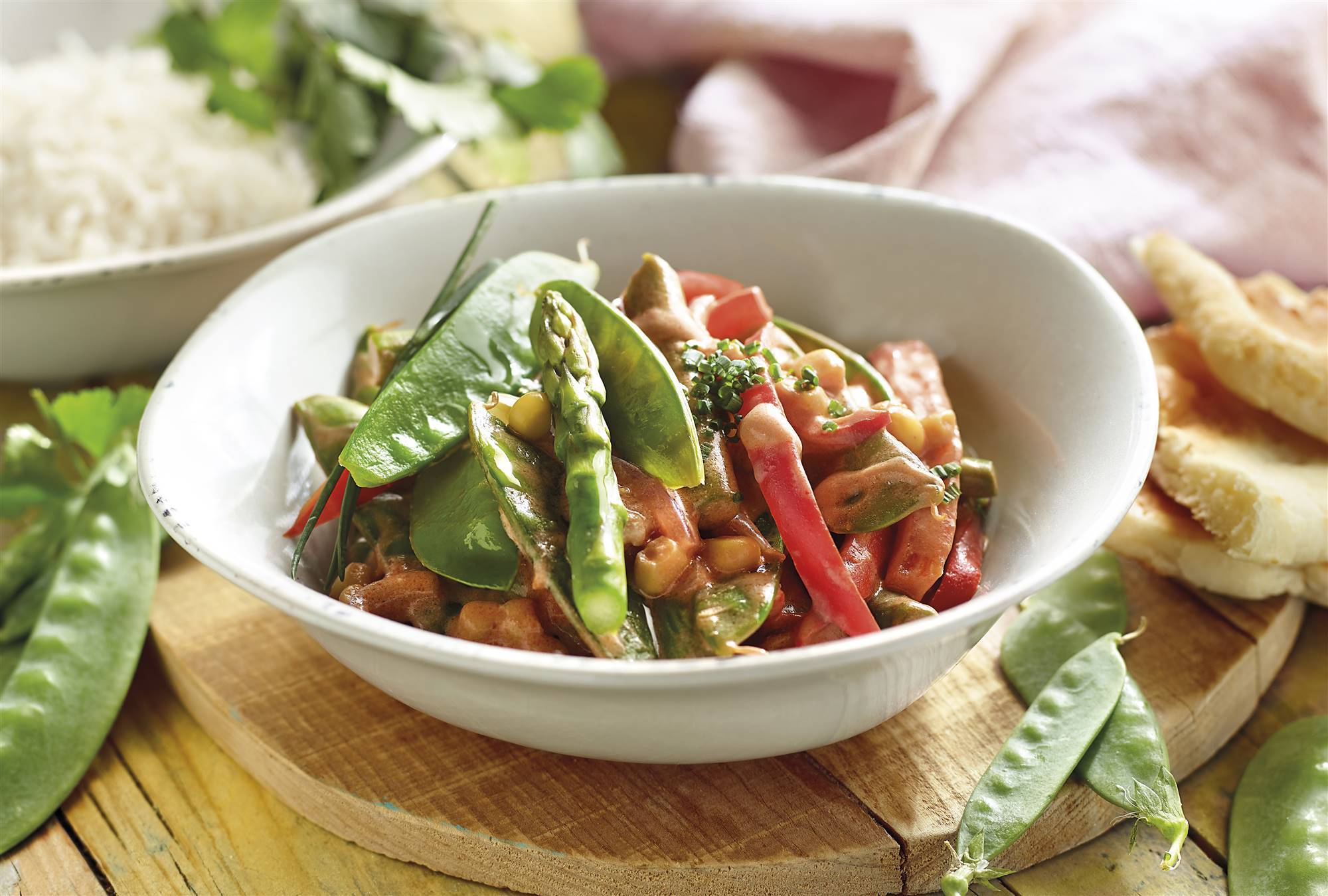Comida saludable: receta de curry de tirabeques y espárragos con leche de coco y arroz basmati. 