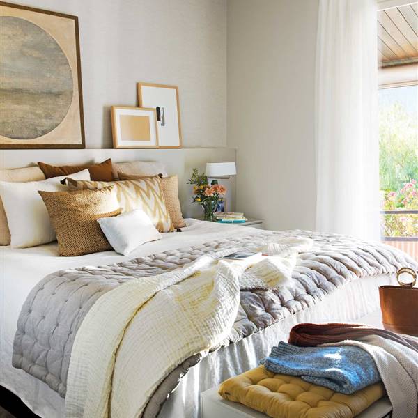 dormitorio-con-cama-vestida-con-textiles-en-amarillo-00522513