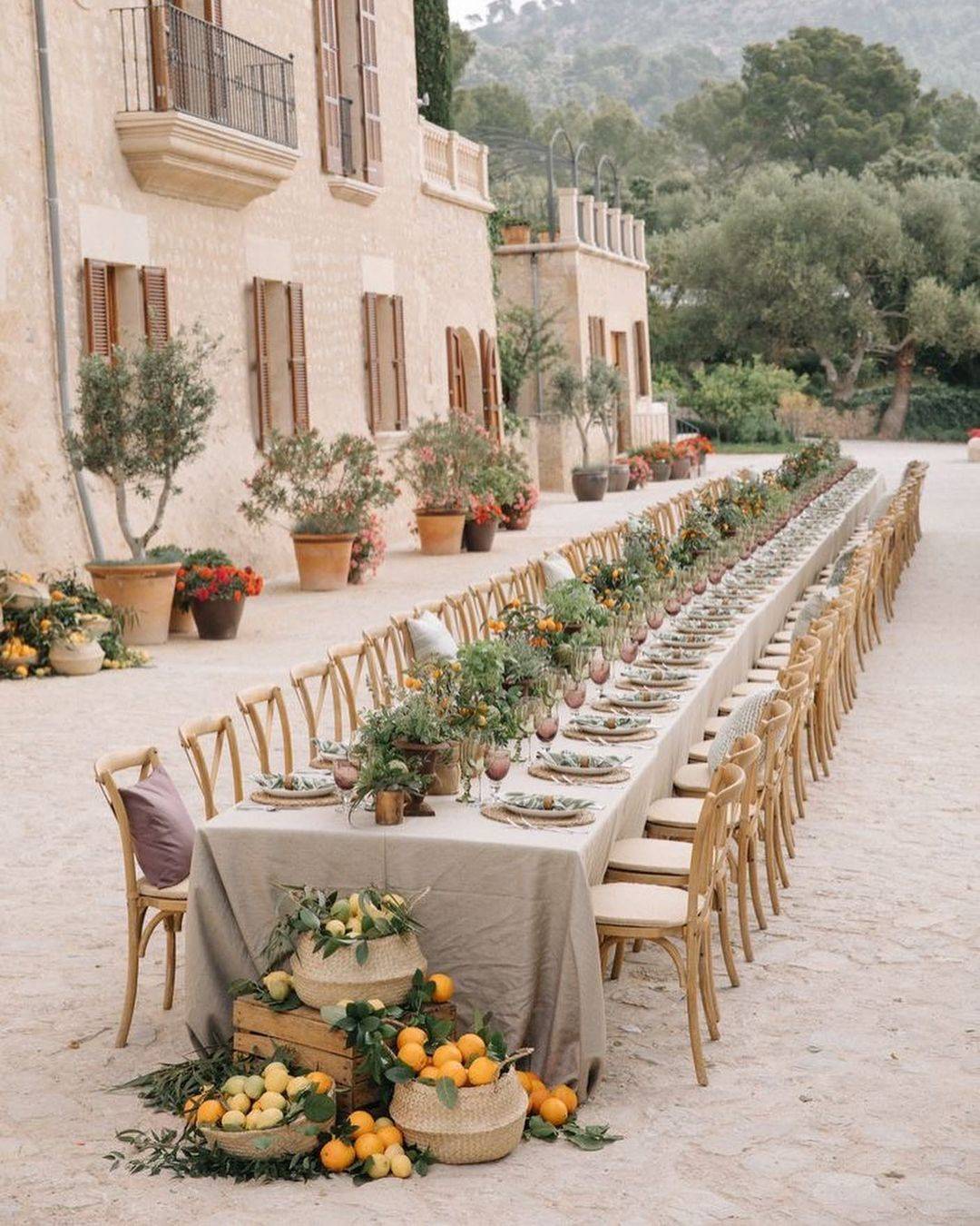 Decoración de boda al aire libre: una mesa de boda inspirada en la Toscana.