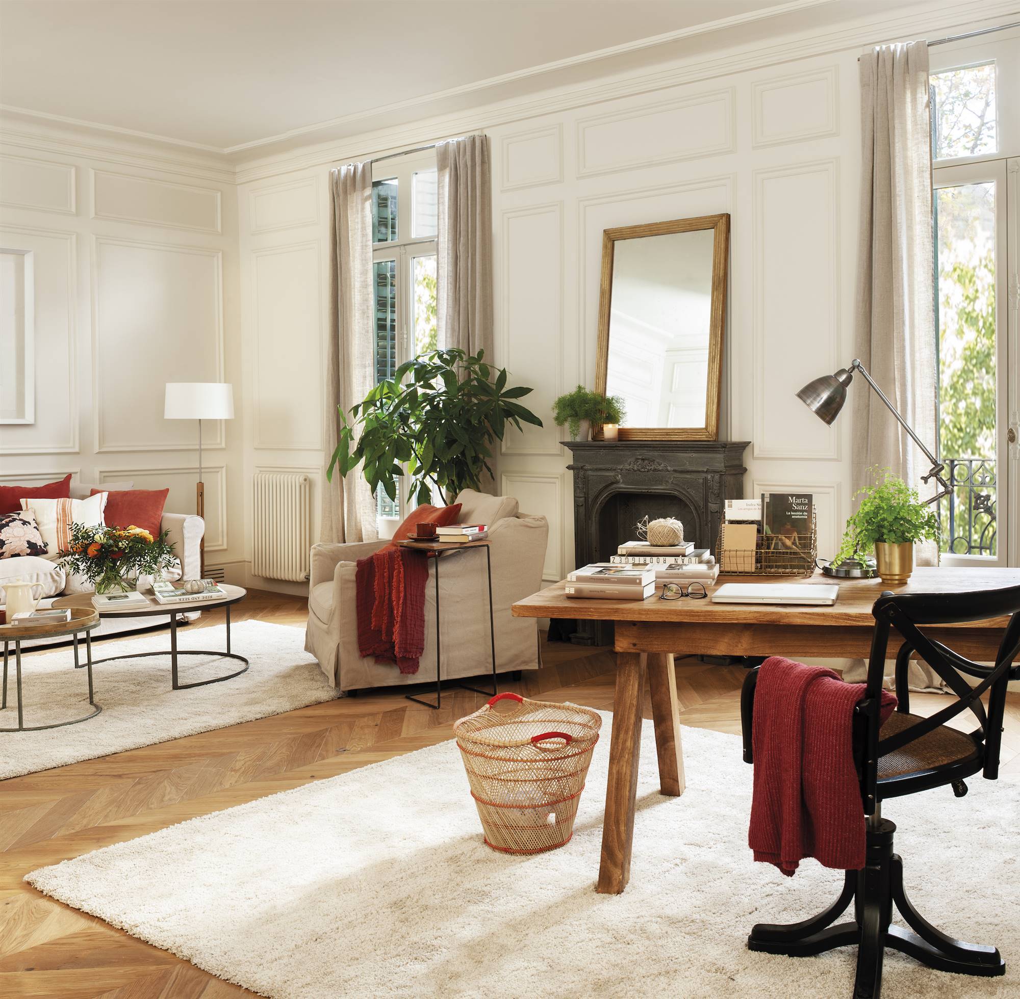Salón de estilo clásico con chimenea y sofás beige. 