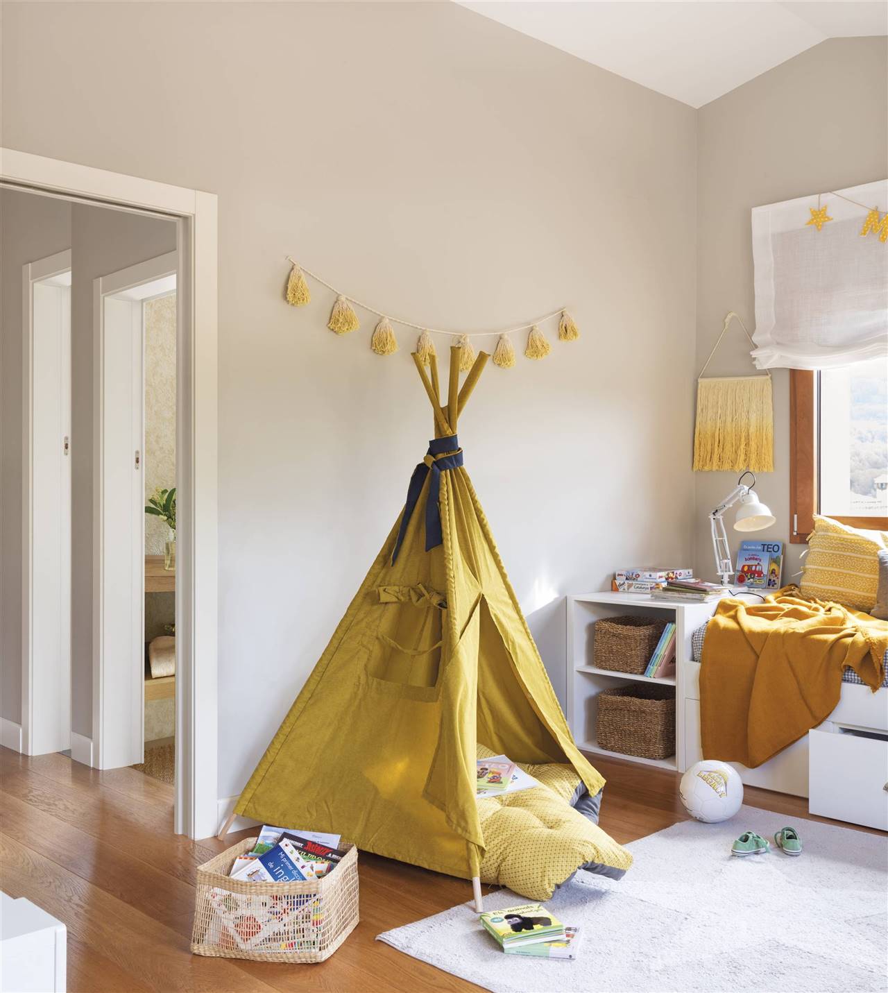 dormitorio infantil co tipi de color mostaza 00490933