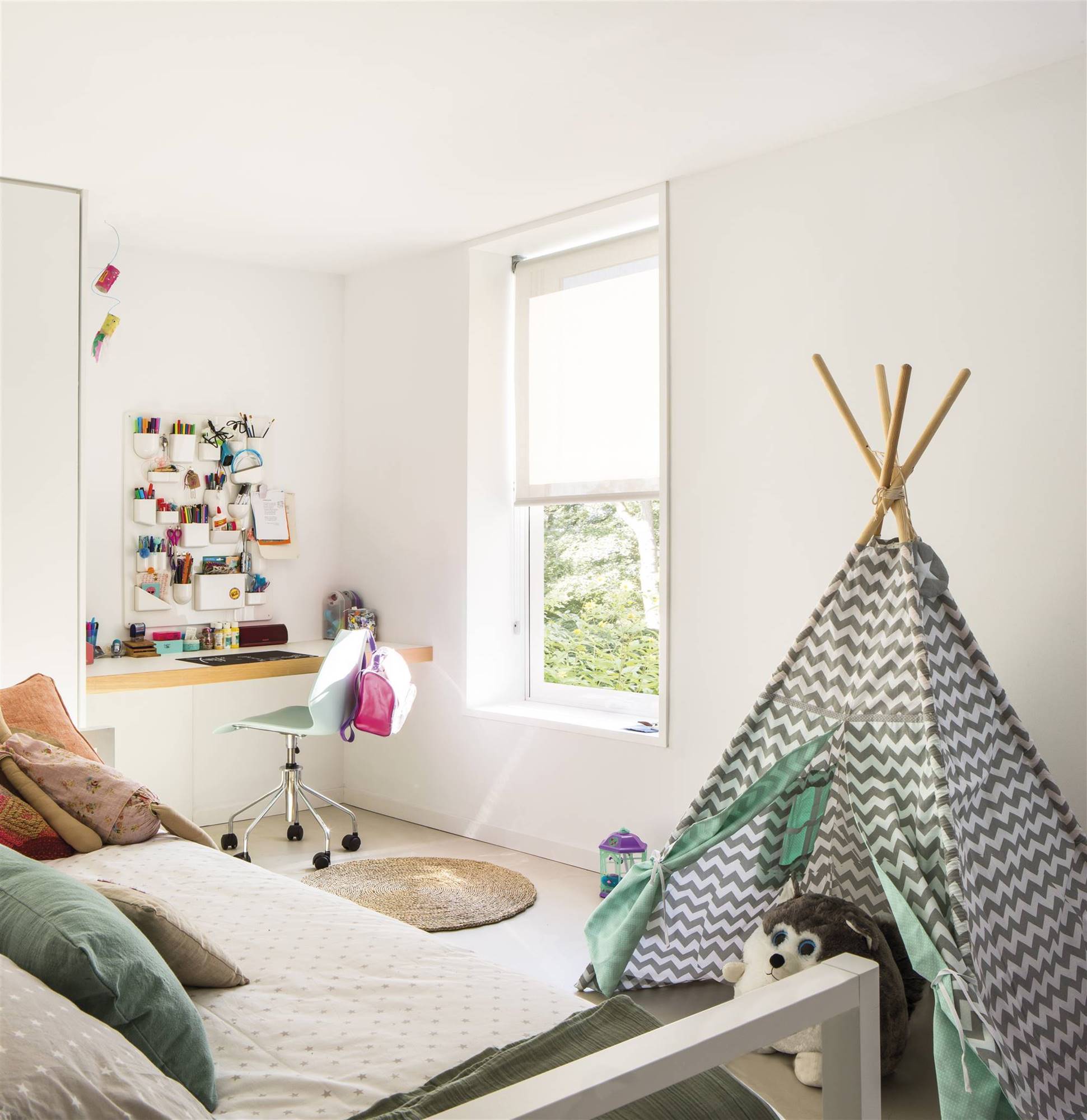 Dormitorio infantil con tipi para niños con motivos geométricos. 