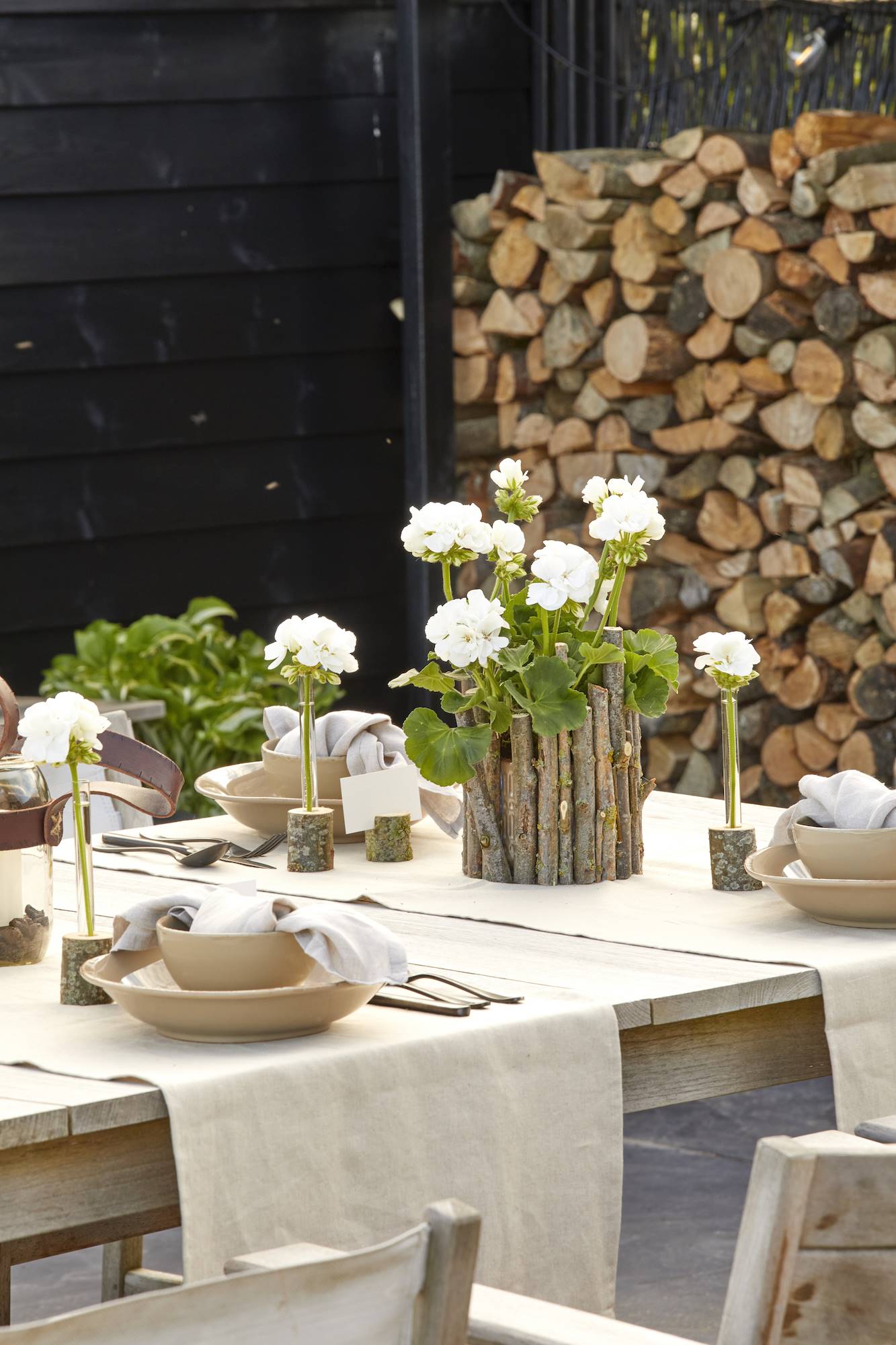 Mesa de verano con geranios e ideas de manualidades con un estilo fresco y natural