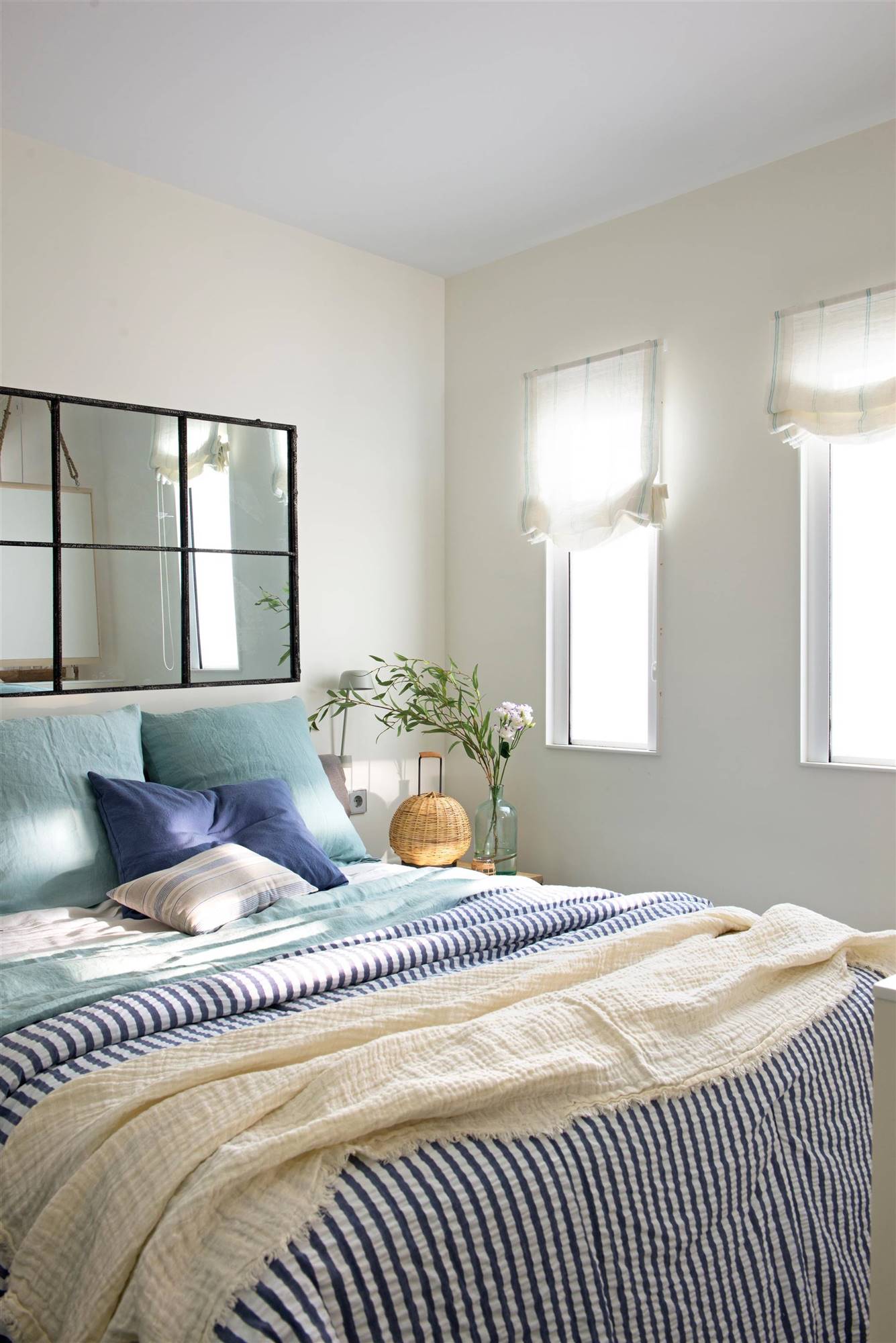 Dormitorio con colcha de verano de rayas marineras. 