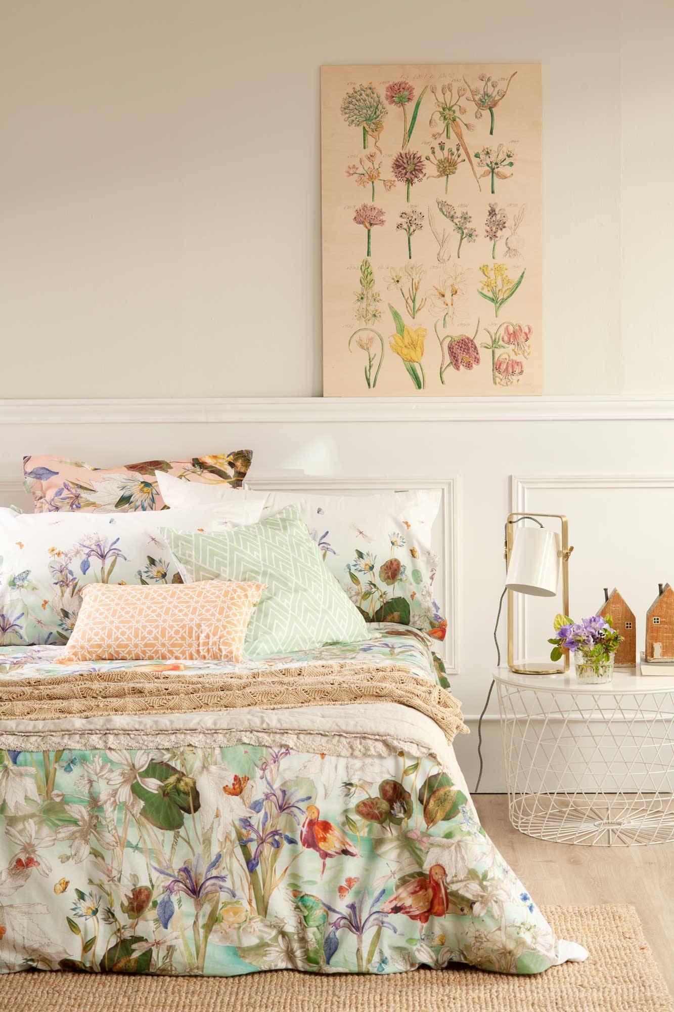 Dormitorio con ropa de cama de flores. 