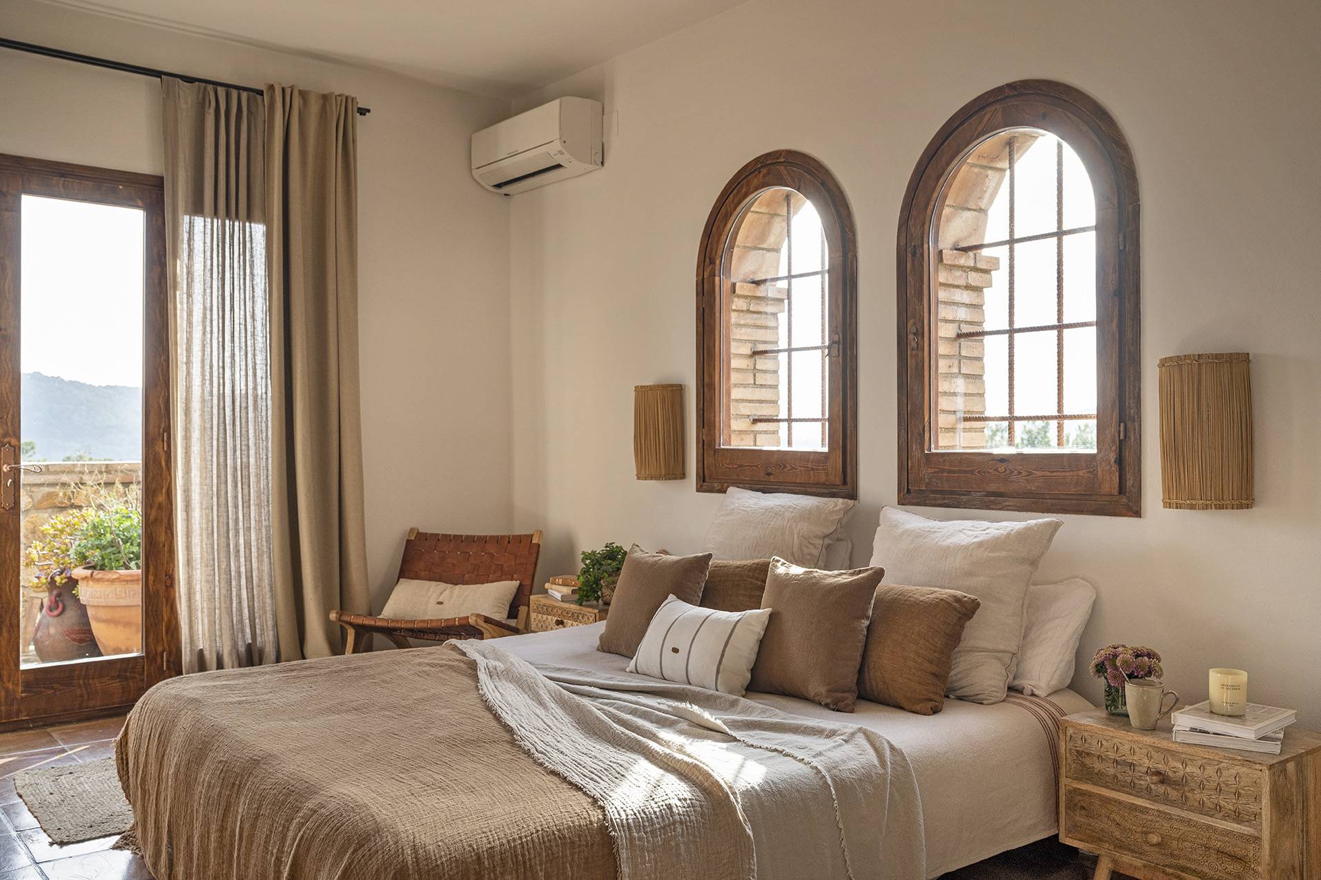 Un dormitorio de estilo rústico y minimalista con muebles en fibras naturales. 