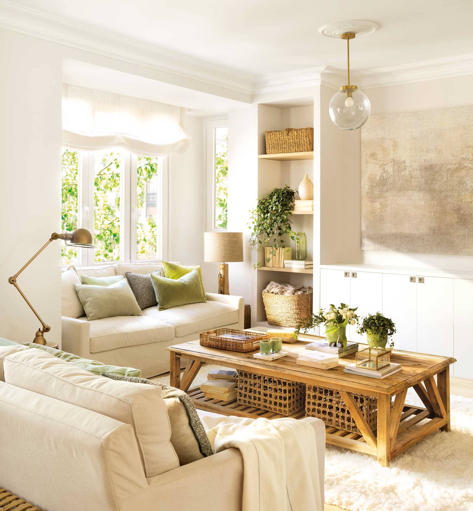 Salón de verano con sofás beige y mesa de centro de madera. 