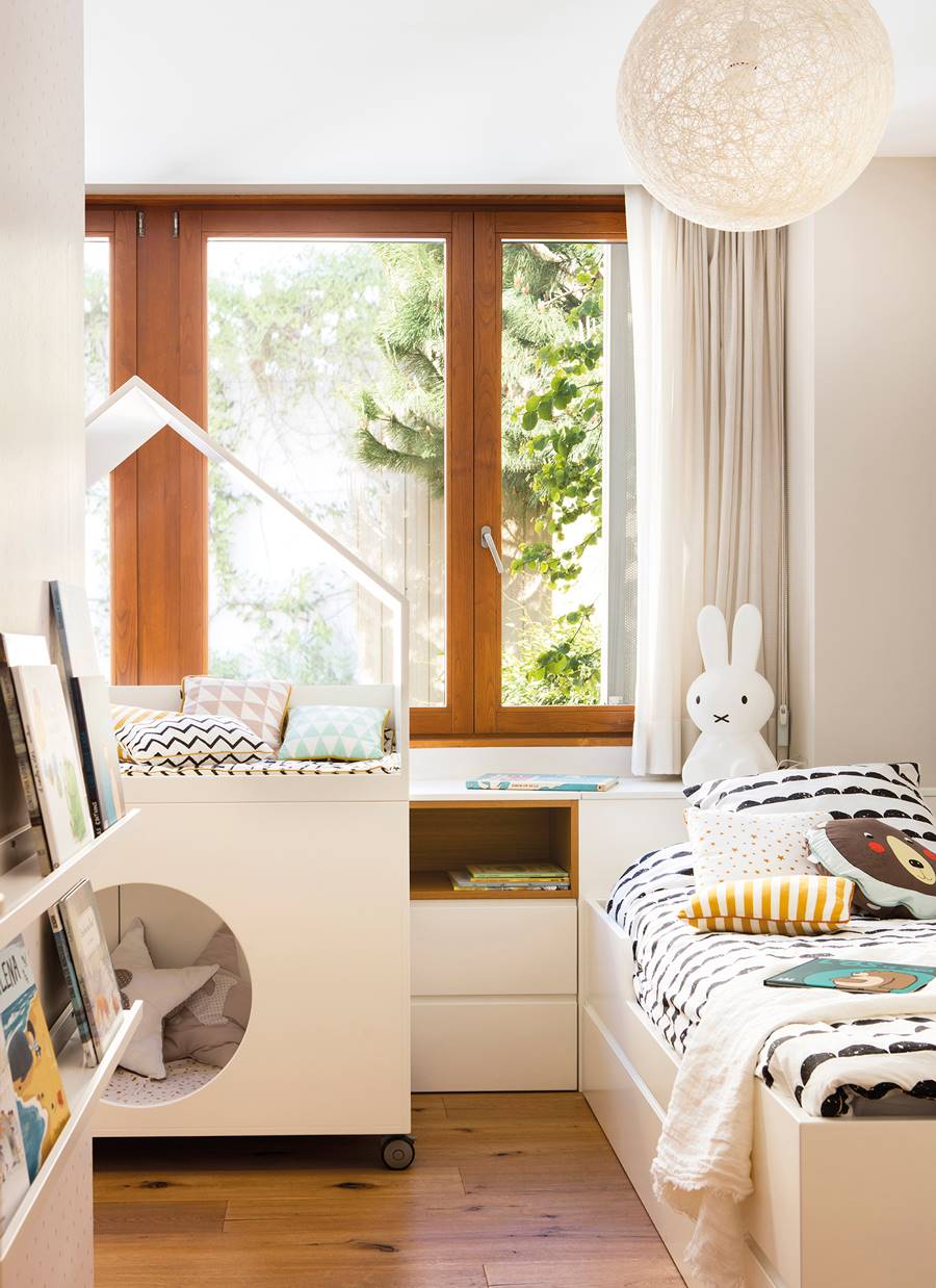 Dormitorio infantil con cama nido y casita de juegos. 