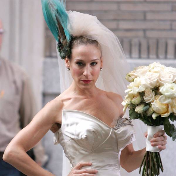 Carrie Bradshaw con un ramo de rosas blancas el día de su boda en la serie Sexo en Nueva York