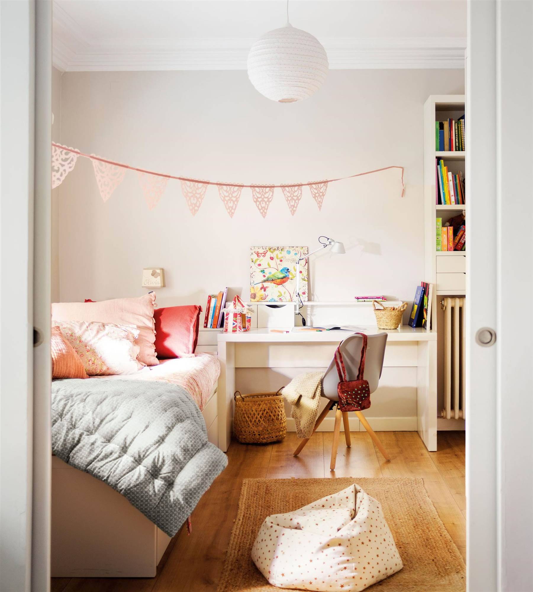 Dormitorio infantil decorado con tonos pastel. 