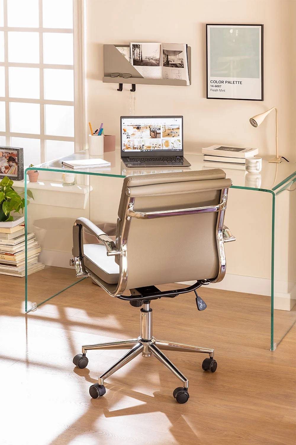 Muebles de salón modernos: un escritorio de cristal transparente. 