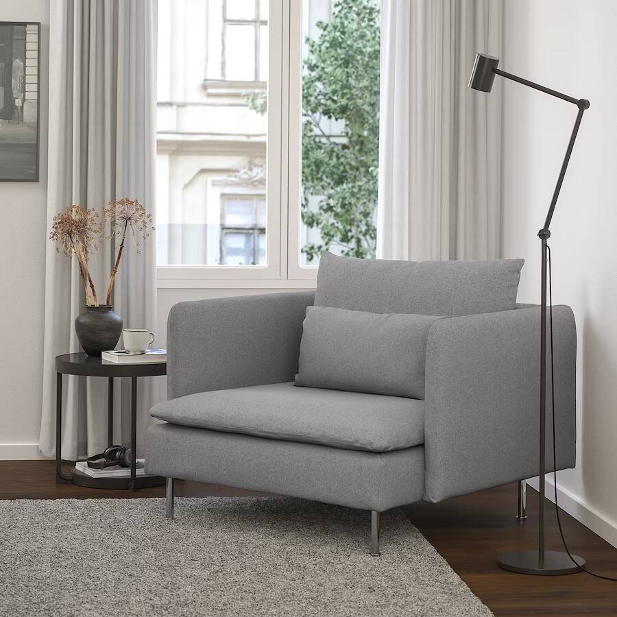 Muebles de salón modernos: un sofá bajo de Ikea en color gris muy cómodo y con muchas variaciones posibles. 