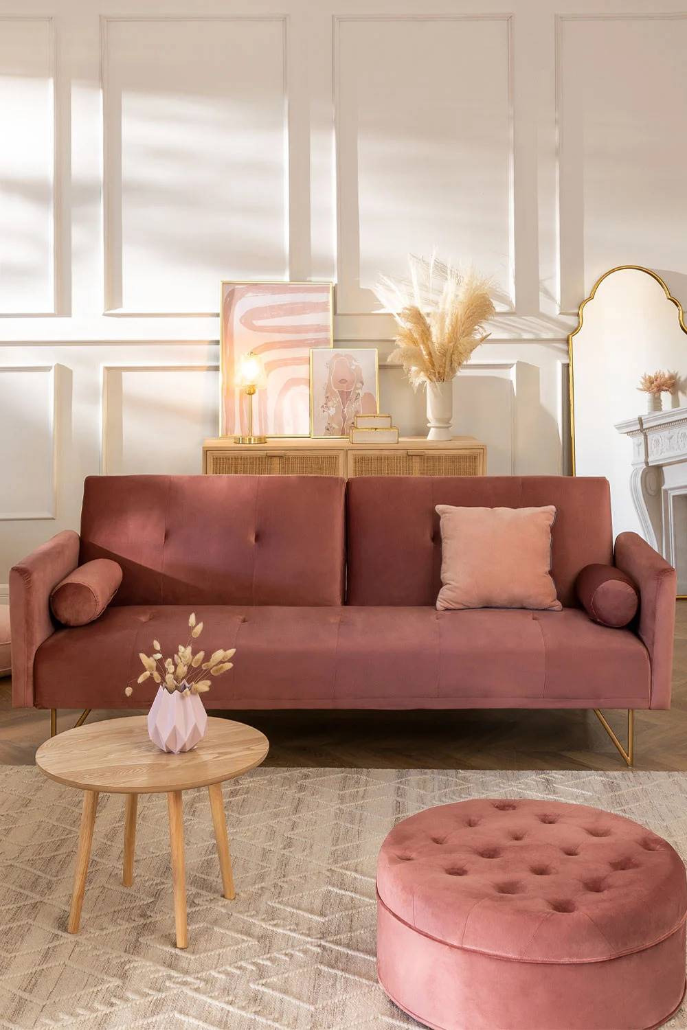 Muebles de salón modernos: un sofá cama de terciopelo rosa con reposabrazos desmontables.
