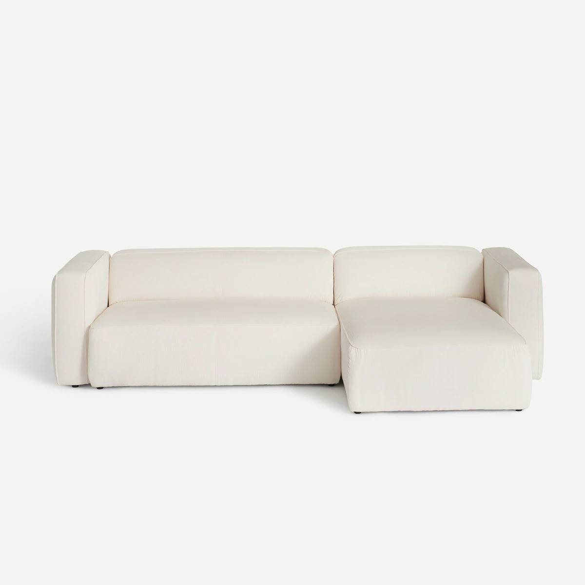 Muebles de salón modernos: un sofá moderno en color blanco con chaiselongue y desmontable. 
