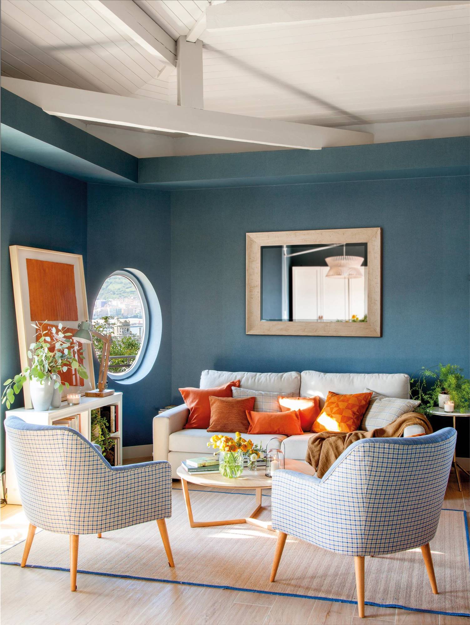 Salón con las paredes azules y el techo de color blanco. 