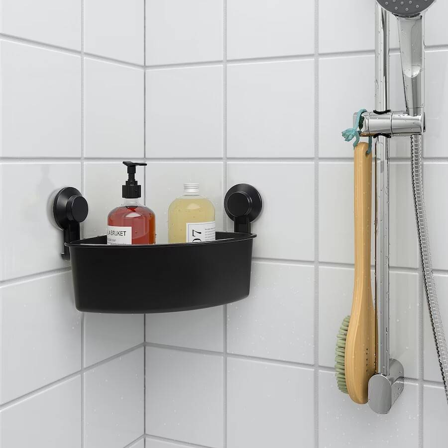 Organizar el baño Ikea: una cesta para la esquina de la ducha o para la esquina del baño donde guardar los productos de higiene y limpieza. 