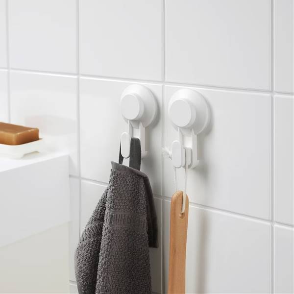 Las soluciones de IKEA para organizar un baño pequeño sin hacer agujeros