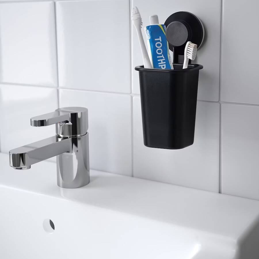 Organizar el baño Ikea: un pequeño soporte para guardar el cepillo de dientes y la pasta y no dejarlos encima del mueble del lavabo. 