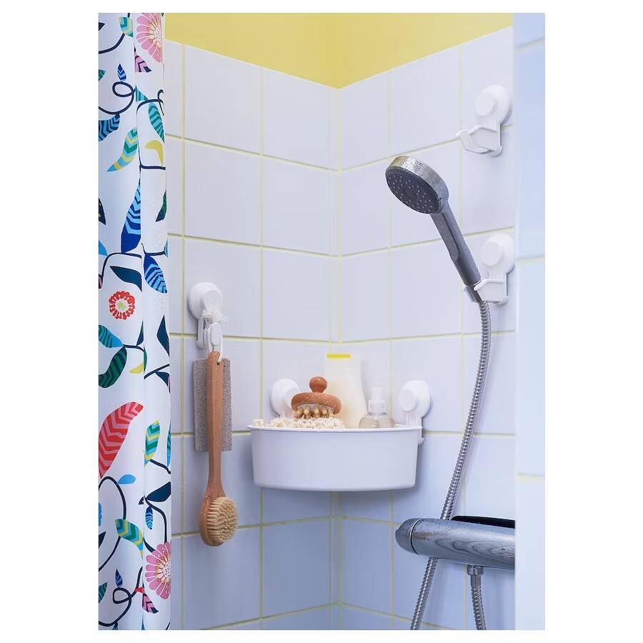 Organizar el baño Ikea: un soporte de ventosa para sujetar la alcachofa de la ducha por encima de tu cabeza. 