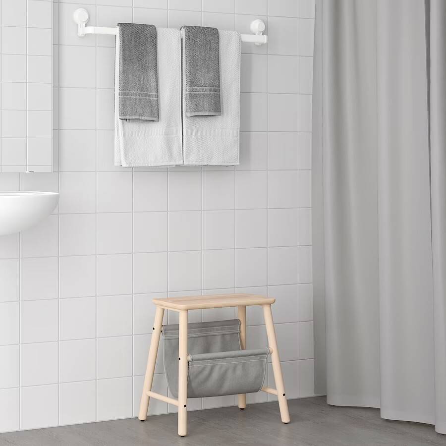 Organizar el baño Ikea: un toallero blanco de ventosa para colgar las toallas cerca de la ducha. 