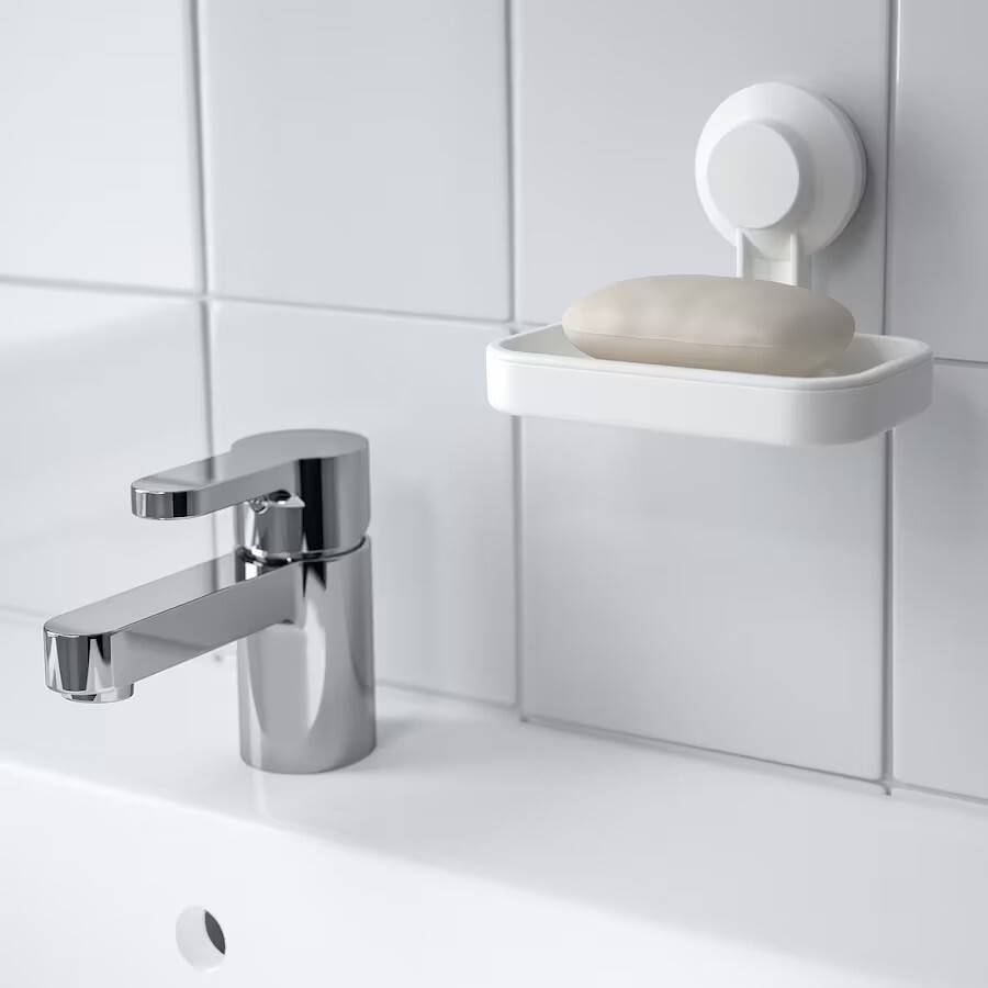 Organizar el baño Ikea: una jabonera con ventosa en blanco o negro para colocar la pastilla de jabón de manos. 
