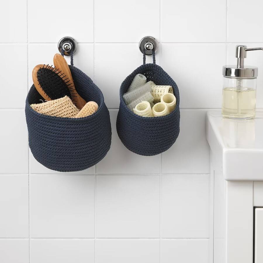 Organizar el baño Ikea: unas cestas pequeñas muy cómodas en color azul para colgar de ganchos y guardar productos del baño. 