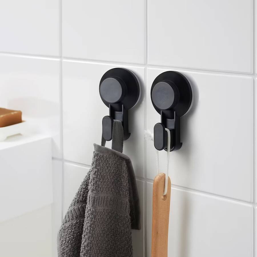 Organizar el baño Ikea: unos ganchos en blanco o negro con un diseño elegante, ideales para colgar las toallas.