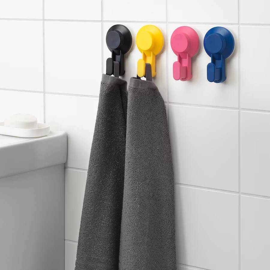 Organizar el baño Ikea: unos ganchos con ventosa de colores para colocar en la pared, azulejos o vidrio. 