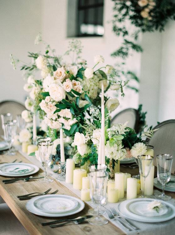 Centro de mesa con velas y flores 