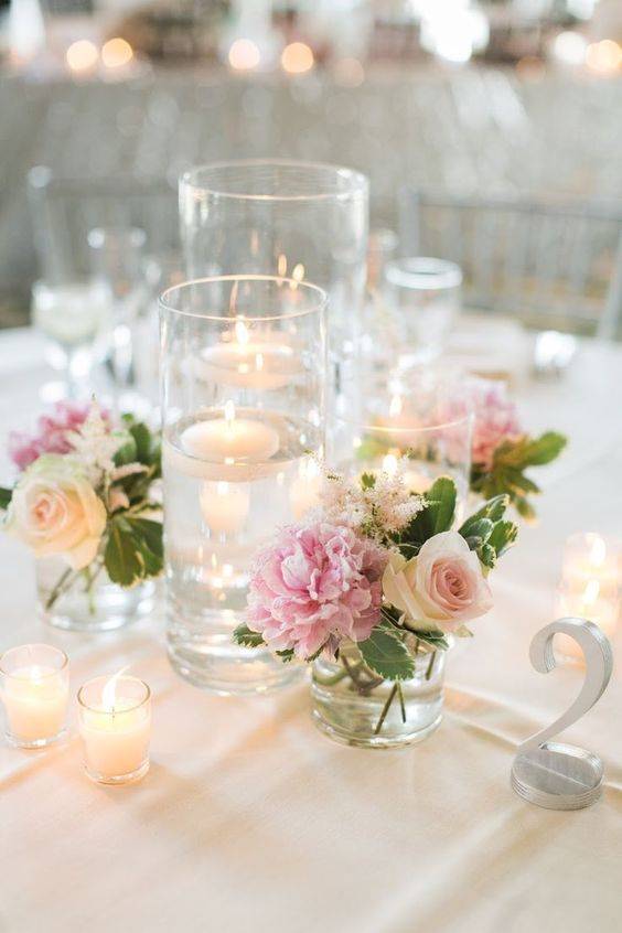 Mesa de boda con centro con velas